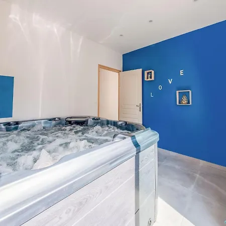 Fully Renovated House Only Few Minutes Walk Away From Ohama Vierville-sur-Mer