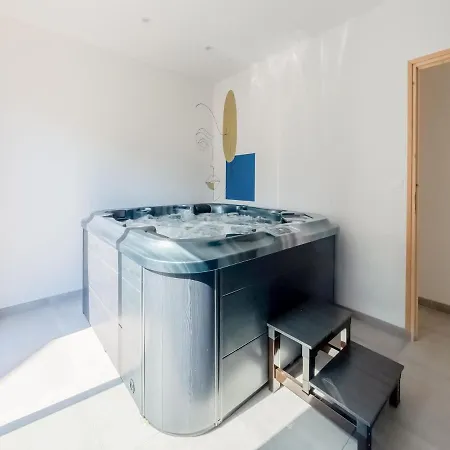 Dom wakacyjny Fully Renovated House Only Few Minutes Walk Away From Ohama Vierville-sur-Mer