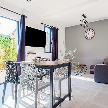 Dom wakacyjny Fully Renovated House Only Few Minutes Walk Away From Ohama