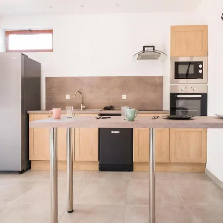 Fully Renovated House Only Few Minutes Walk Away From Ohama Vierville-sur-Mer