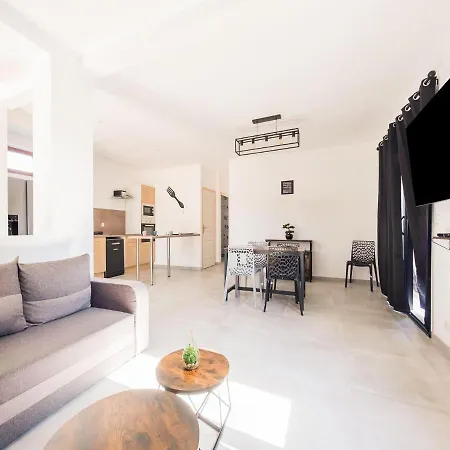 Fully Renovated House Only Few Minutes Walk Away From Ohama *